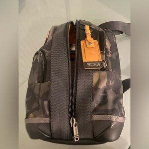 Tumi 02223393KMO Higgins Sling Ballistic Nylon Men's Khaki
Camo